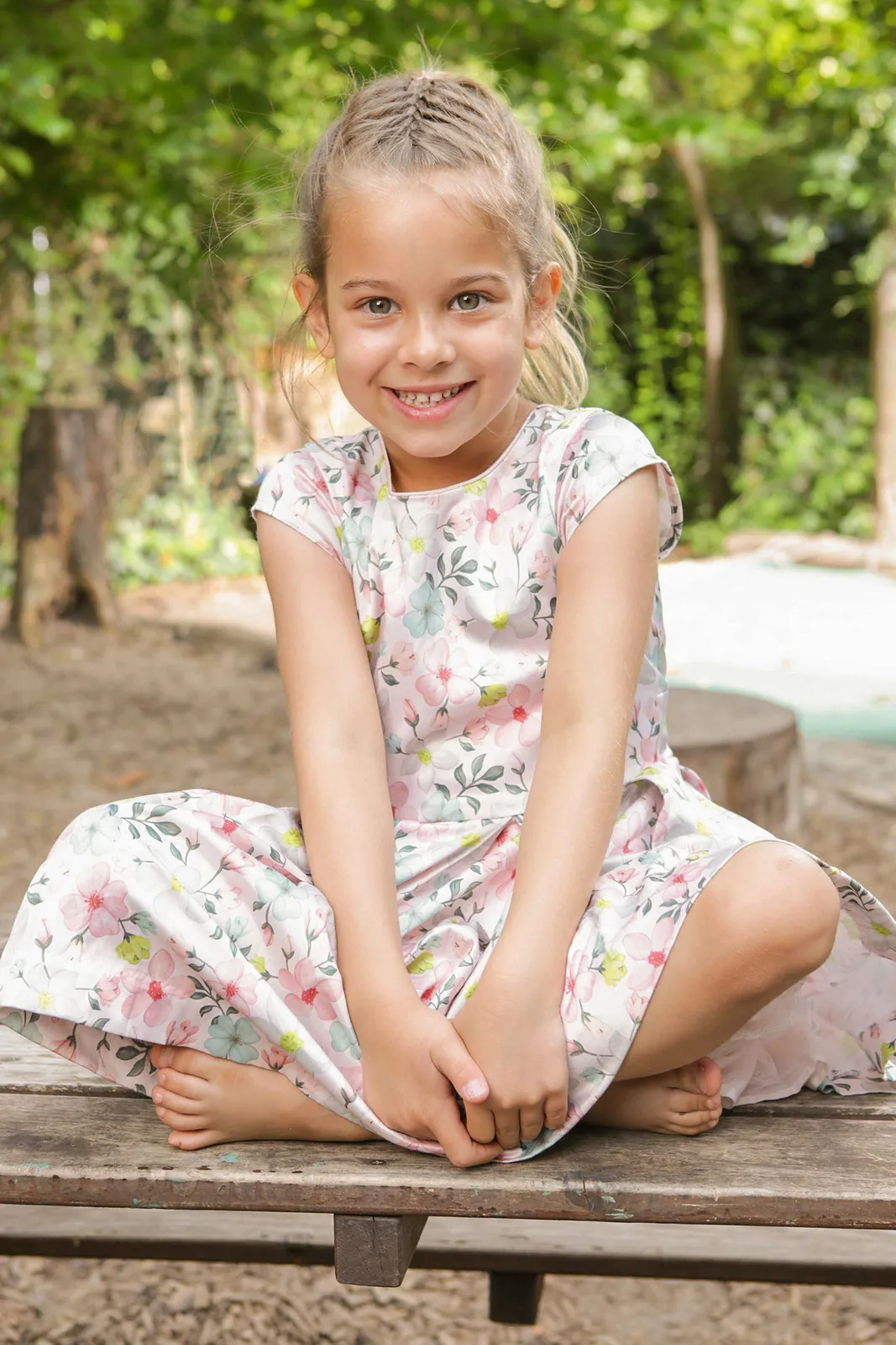 Fotograf mit Kamera fotografiert ein lachendes Kind
